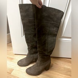 Born boots in size 8. Worn a couple times, excellent condition.3” heel.